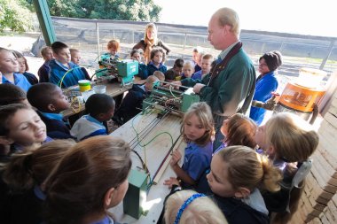 Okul tarım hakkında öğrenme ve tarım çocukları