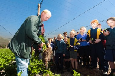 Okul tarım hakkında öğrenme ve tarım çocukları