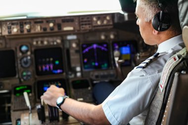Jumbo Kokpitte Hintli Bir Pilotun Omzundan