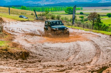 Camp Jeep'te 4x4 Çamur Sürücüsü Eğitimi