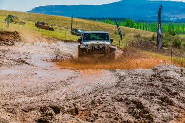 Camp Jeep'te 4x4 Çamur Sürücüsü Eğitimi