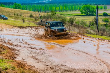 Camp Jeep'te 4x4 Çamur Sürücüsü Eğitimi