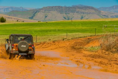 Camp Jeep'te 4x4 Çamur Sürücüsü Eğitimi