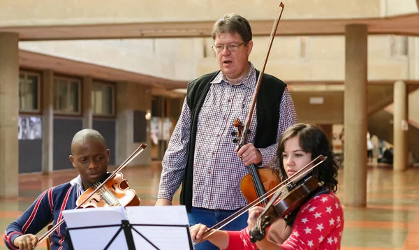 Insegnante alla classe di orchestra della scuola di musica — Foto Stock