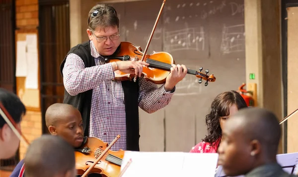 Nauczyciel w klasie orkiestrę szkoły muzyki — Zdjęcie stockowe