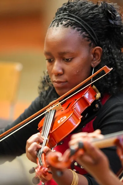 Zróżnicowane młodzieży o orkiestrę szkoły muzyki — Zdjęcie stockowe