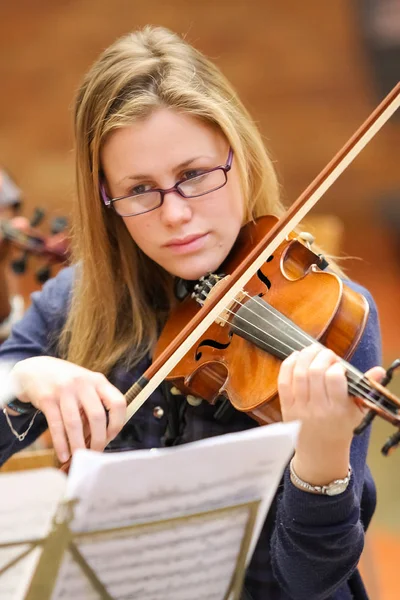 Diversos jóvenes en la orquesta de la escuela de música — Foto de Stock