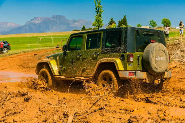 4x4 Entrenamiento de conductores de barro en el campamento Jeep —  Fotos de Stock