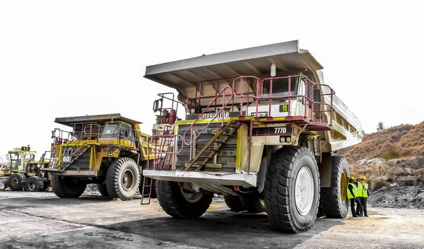 Camiones volquete grandes que transportan mineral de carbón para su procesamiento — Foto de Stock