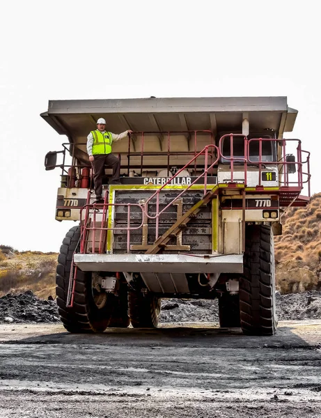 Camiones volquete grandes que transportan mineral de carbón para su procesamiento — Foto de Stock