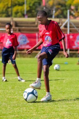 Farklı çocuklar okulda futbol futbol oynarken