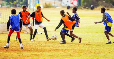 Farklı çocuklar okulda futbol futbol oynarken