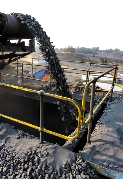 Kullgruve- og bearbeidingsanlegg – stockfoto