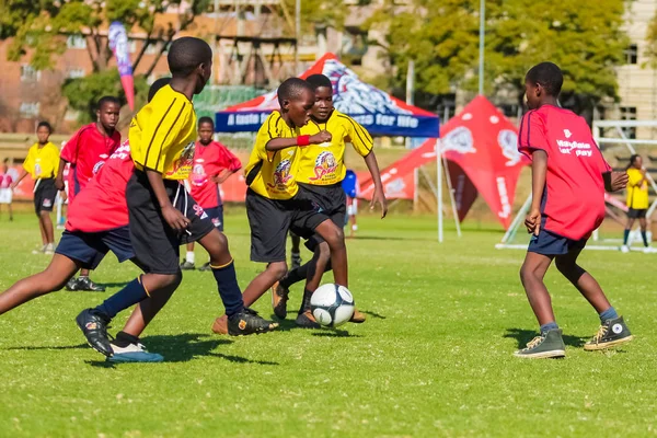 Farklı çocuklar okulda futbol futbol oynarken — Stok fotoğraf