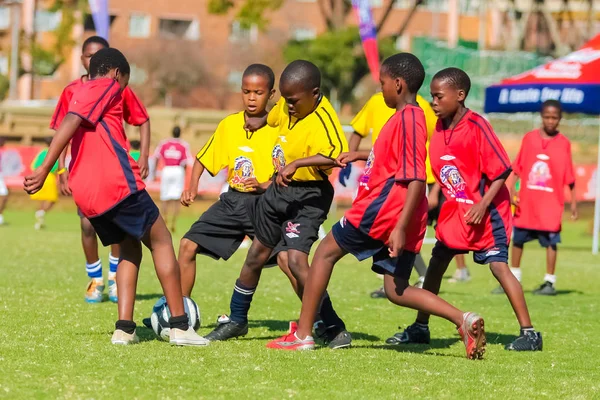 Farklı çocuklar okulda futbol futbol oynarken