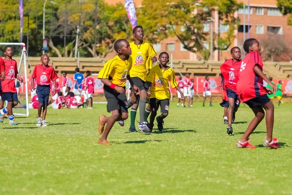 Diversas crianças jogando futebol na escola — Fotografia de Stock