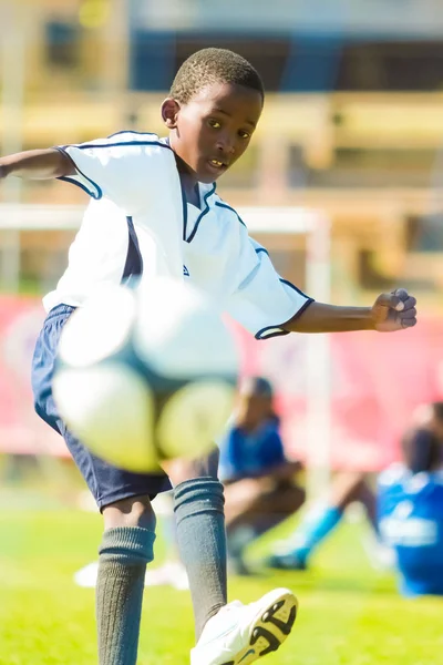 학교에서 축구 축구를 재생 하는 다양 한 어린이 — 스톡 사진
