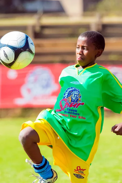 Farklı çocuklar okulda futbol futbol oynarken