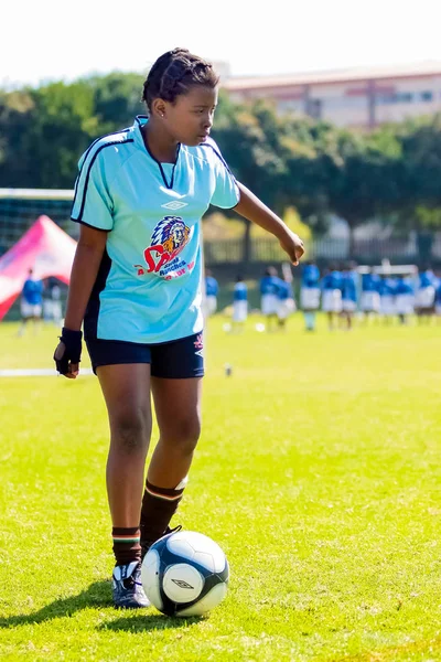 Farklı çocuklar okulda futbol futbol oynarken — Stok fotoğraf