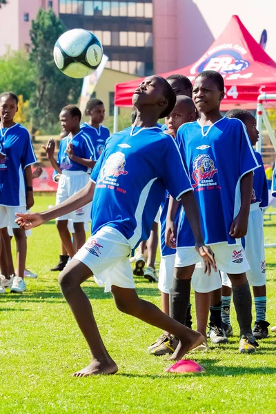 Diversos niños jugando fútbol en la escuela — Foto de Stock