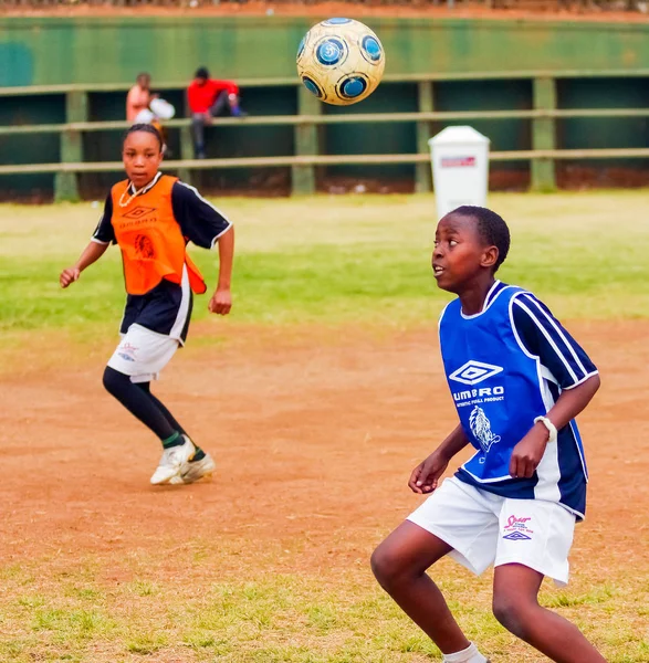 Zróżnicowane dzieci gry piłka nożna w szkole — Zdjęcie stockowe