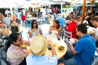 Çeşitli Arkadaşlar yeme, içme ve genellikle bir gün ou zevk