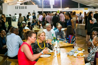 Çeşitli Arkadaşlar yeme, içme ve genellikle bir gün ou zevk