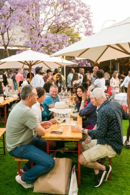 Çeşitli Arkadaşlar yeme, içme ve genellikle bir gün ou zevk