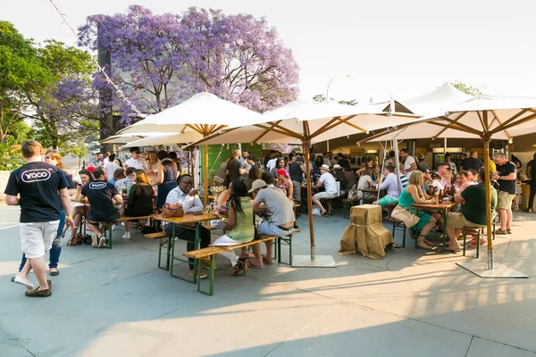 Çeşitli Arkadaşlar yeme, içme ve genellikle bir gün ou zevk