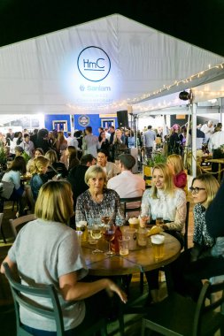 Çeşitli Arkadaşlar yeme, içme ve genellikle bir gün ou zevk