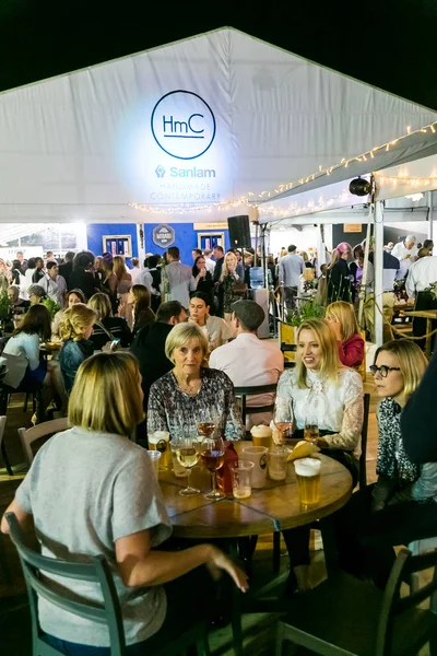 Çeşitli Arkadaşlar yeme, içme ve genellikle bir gün ou zevk