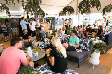 Çeşitli Arkadaşlar yeme, içme ve genellikle bir gün ou zevk