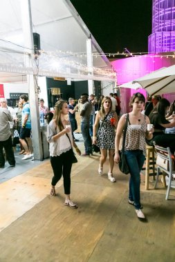 Çeşitli Arkadaşlar yeme, içme ve genellikle bir gün ou zevk