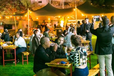 Çeşitli Arkadaşlar yeme, içme ve genellikle bir gün ou zevk