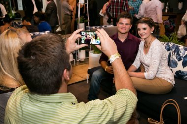 Arkadaşlar kendi telefon bir selfie alarak ve genellikle zevk 