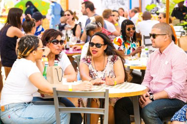 Çeşitli Arkadaşlar yeme, içme ve genellikle bir gün ou zevk