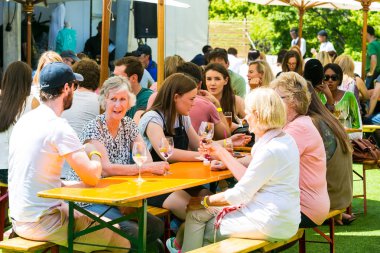 Çeşitli Arkadaşlar yeme, içme ve genellikle bir gün ou zevk