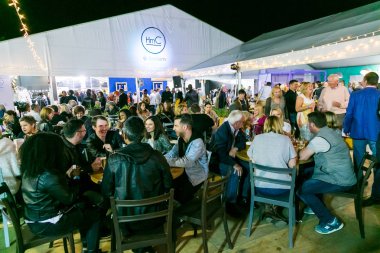 Çeşitli Arkadaşlar yeme, içme ve genellikle bir gün ou zevk