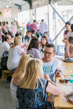 Çeşitli Arkadaşlar yeme, içme ve genellikle bir gün ou zevk