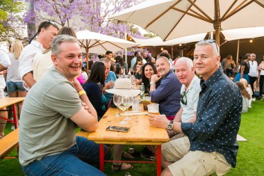 Çeşitli Arkadaşlar yeme, içme ve genellikle bir gün ou zevk