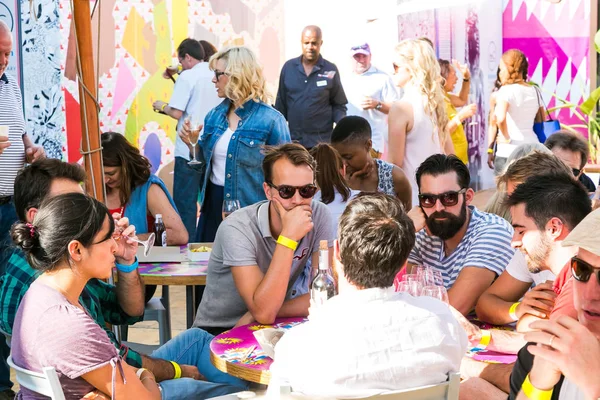 Diverse Freunde essen, trinken und allgemein einen Tag genießen. — Stockfoto