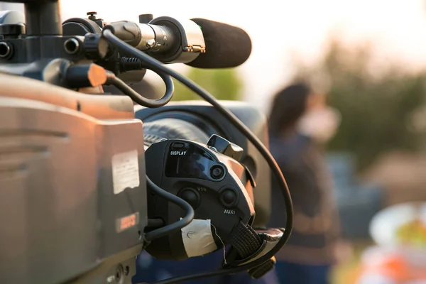 TV-camera en presentator host op een live nieuwsuitzending op Cann — Stockfoto