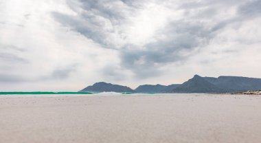 Cape Town 'un batı sahilinin engebeli sahil şeridi.