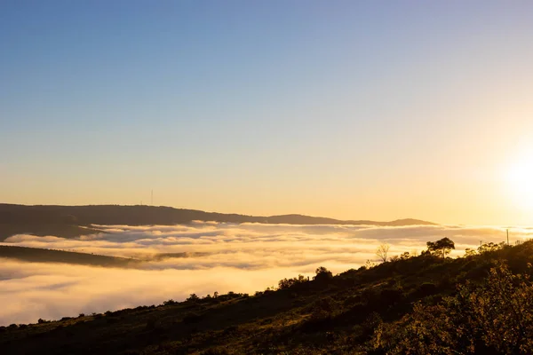 남아프리카 공화국 시골의 안개낀 아침 일출 — 스톡 사진