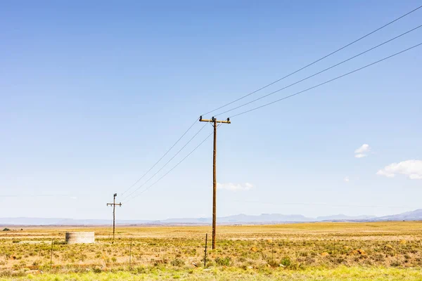 Líneas eléctricas en la zona agrícola de pastizales rurales del Karoo — Foto de Stock