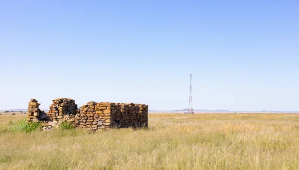 Ruinas de un edificio de granja en la zona agrícola de pastizales rurales de la — Foto de Stock