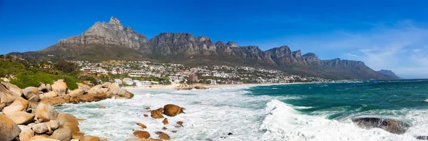 Vista panorâmica de Camps Bay Beach e Table Mountain em Cape Tow — Fotografia de Stock