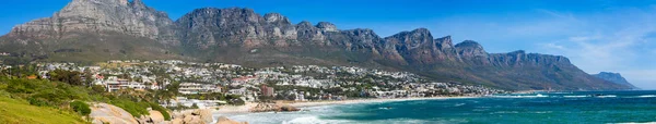 Panoramisch uitzicht op Camps Bay Beach en de Tafelberg in Cape Tow — Stockfoto
