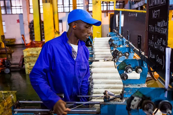 Johannesburg Sydafrika Oktober 2012 Afrikansk Fabriksarbetare Vävstol För Vävstolar — Stockfoto