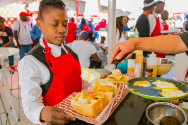 Soweto, Güney Afrika - 8 Eylül 2018: Profesyonel Aşçılar Yemek Festivali 'nde Bunny Chow adında sokak yemekleri pişirip hazırlıyorlar